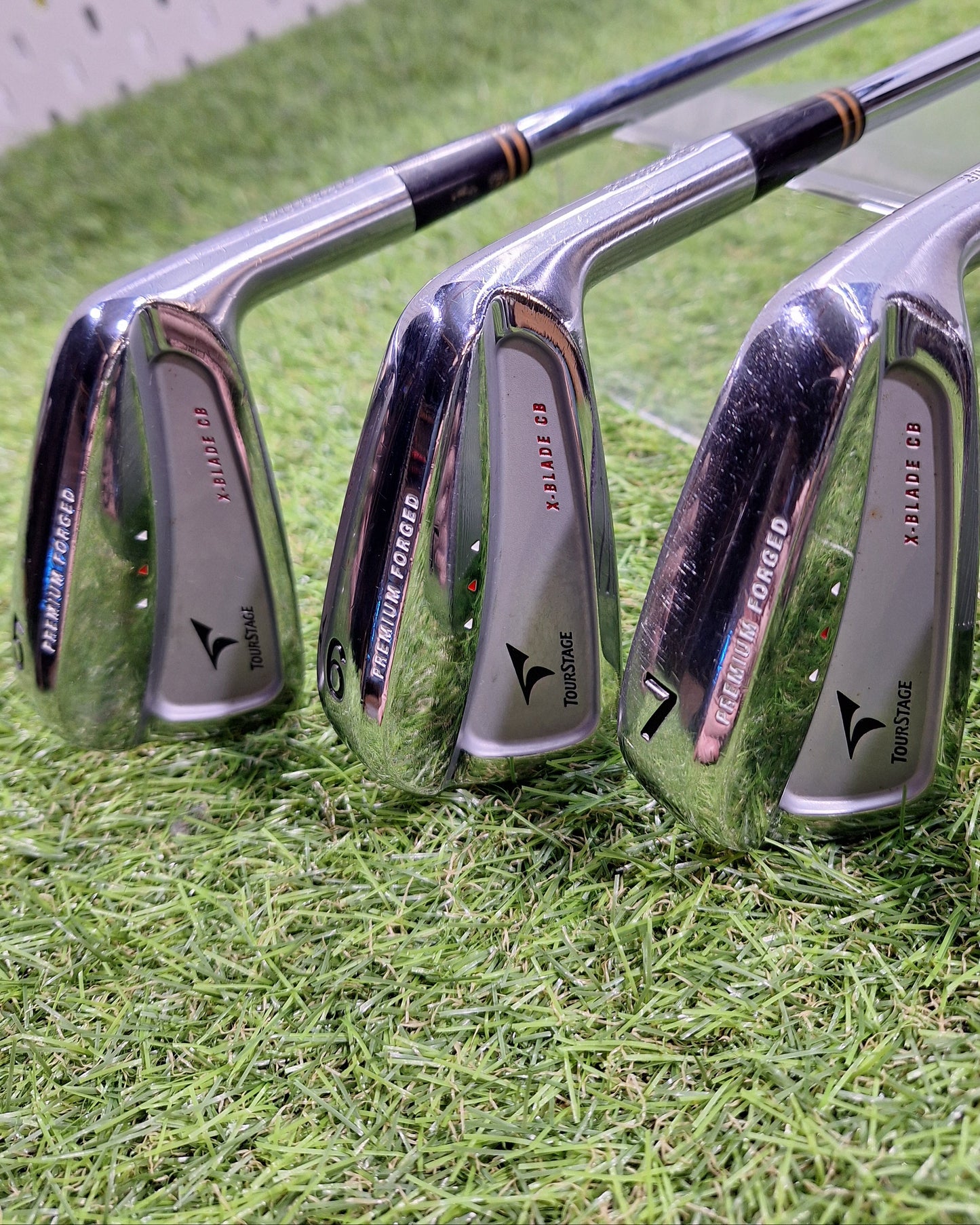 Bridgestone - Tourstage X-Blade CB (2006) - #5-PW - Dy Gold S200 - RH - VERY GOOD