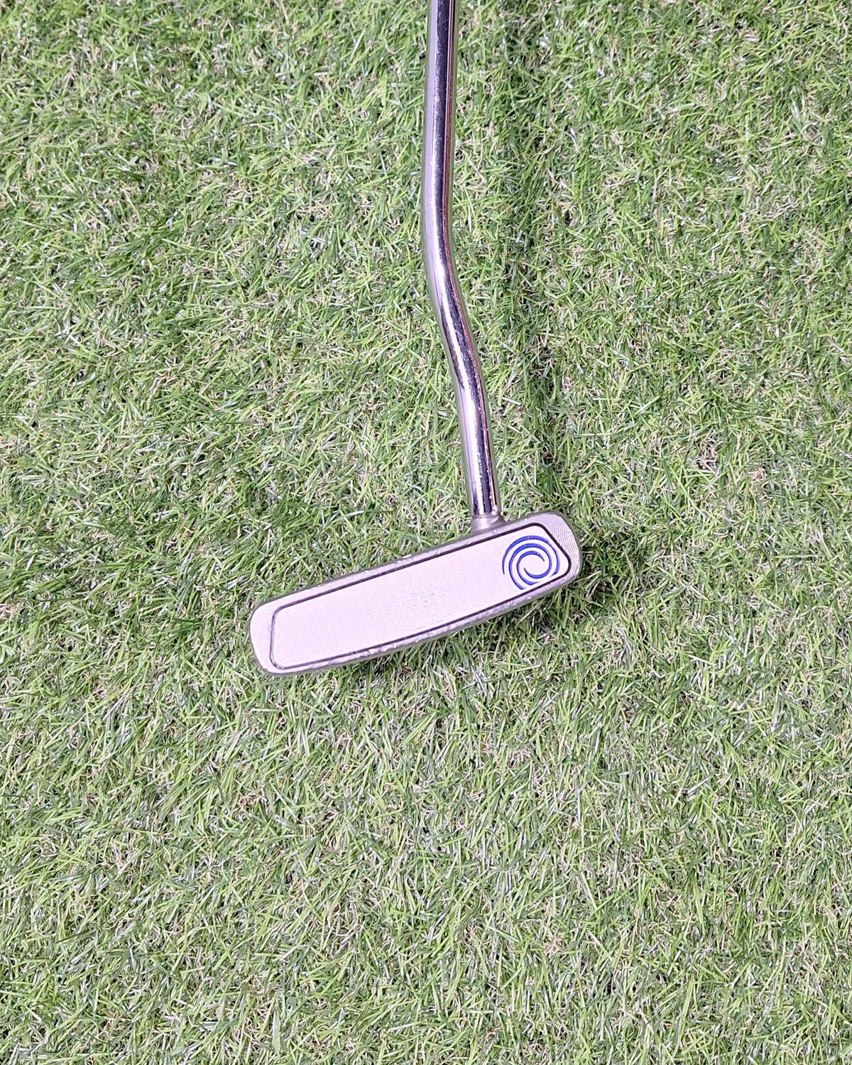 Odyssey - White Hot RX V-Line Fang - 34 Inch - RH - VERY GOOD